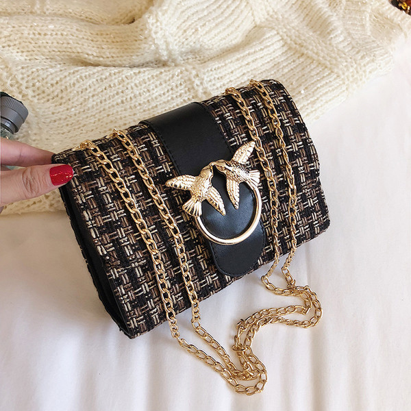 Stílusos kézitáska fém elemekkel és hosszú fogantyúval, különböző színekben