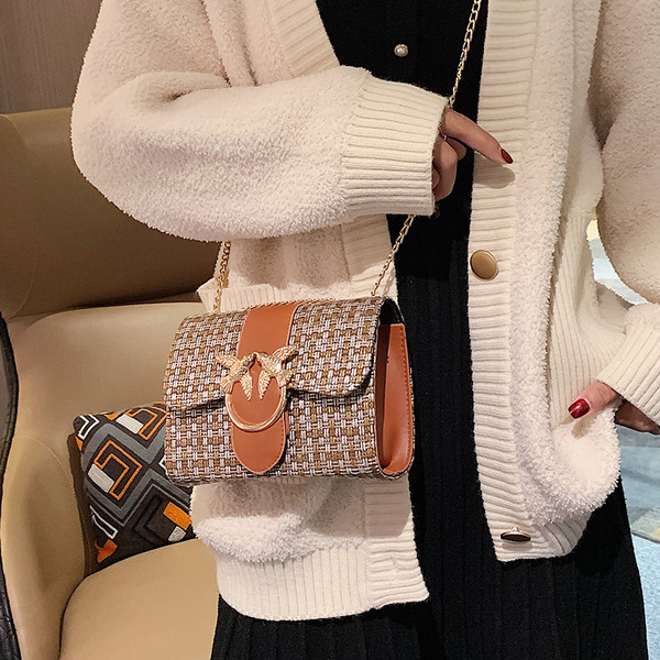 Stílusos kézitáska fém elemekkel és hosszú fogantyúval, különböző színekben