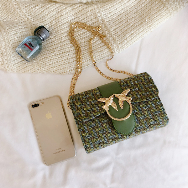 Stílusos kézitáska fém elemekkel és hosszú fogantyúval, különböző színekben