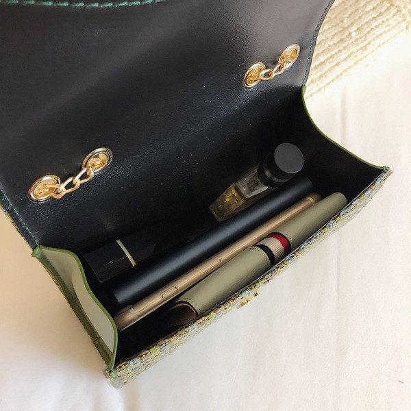 Stílusos kézitáska fém elemekkel és hosszú fogantyúval, különböző színekben