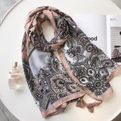 Modern női sál bojttal, színes mintával