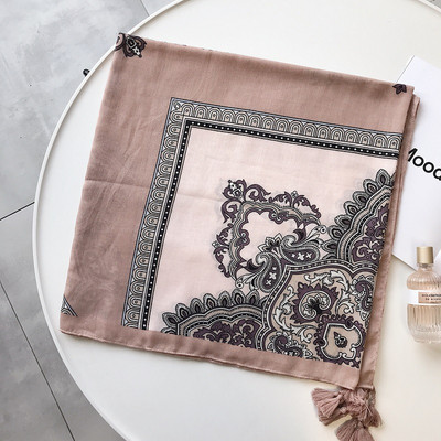 Modern női sál bojttal, színes mintával