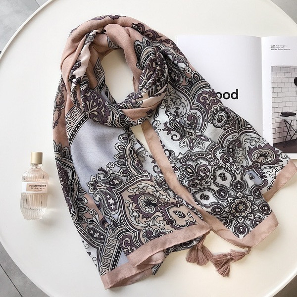 Modern női sál bojttal, színes mintával