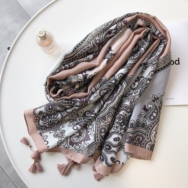 Modern női sál bojttal, színes mintával