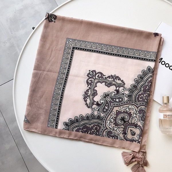 Modern női sál bojttal, színes mintával