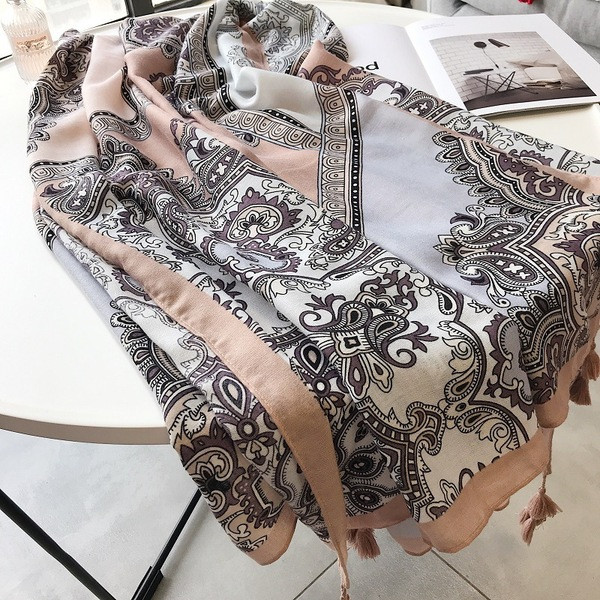 Modern női sál bojttal, színes mintával