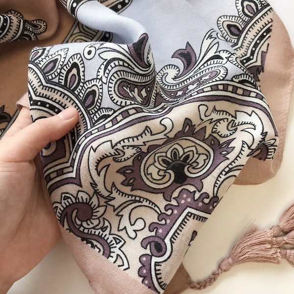 Modern női sál bojttal, színes mintával