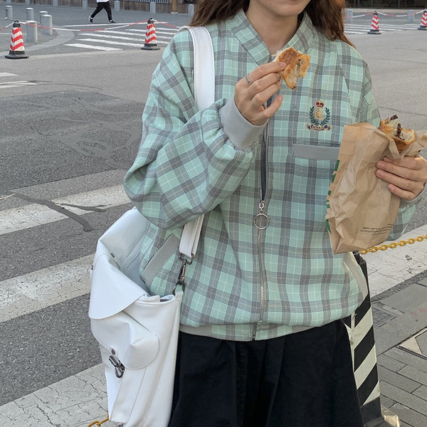 Női kockás vékony kabát cipzárral és klasszikus gallérral