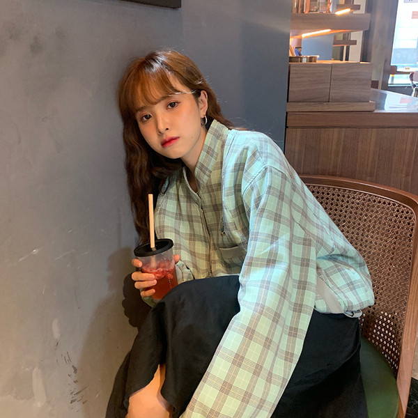 Női kockás vékony kabát cipzárral és klasszikus gallérral