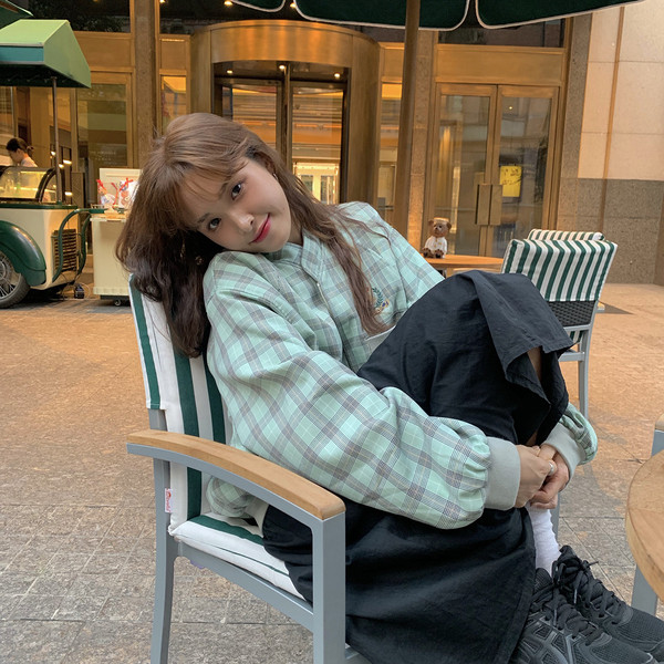 Női kockás vékony kabát cipzárral és klasszikus gallérral