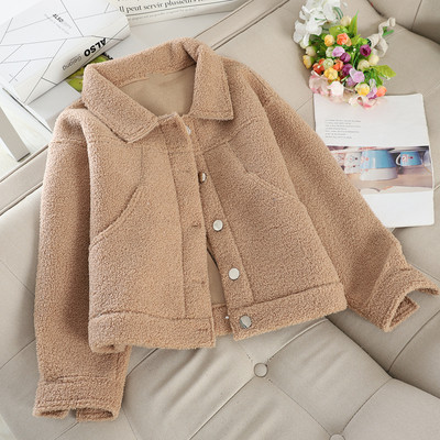 Rövid női kabát gombokkal, többféle színben