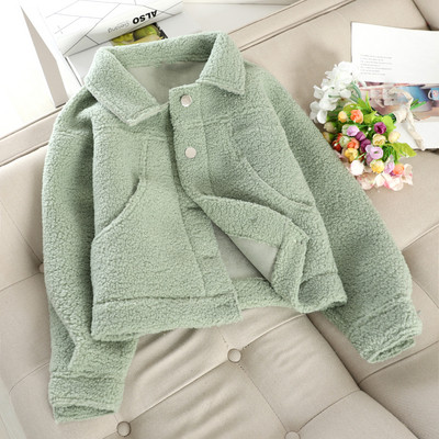 Rövid női kabát gombokkal, többféle színben