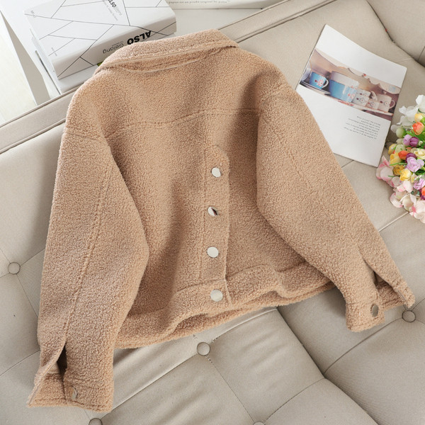 Rövid női kabát gombokkal, többféle színben