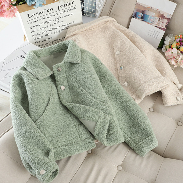 Rövid női kabát gombokkal, többféle színben