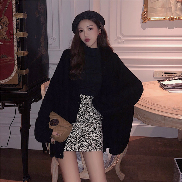 Cardigan dama cu nasturi si decolteu adanc in trei culori - model larg