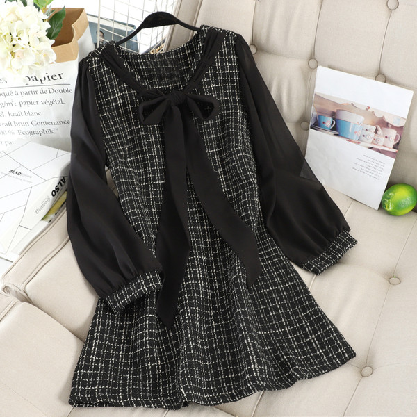 Modern női ruha fekete és bézs színű szalaggal