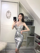 Modern női ruha vékony pántokkal, ezüst és arany flitterekkel