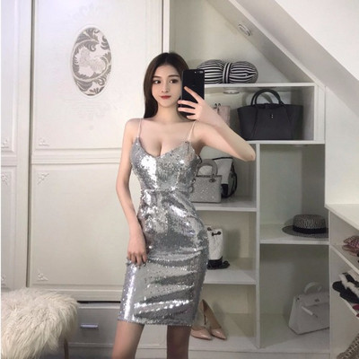 Modern női ruha vékony pántokkal, ezüst és arany flitterekkel