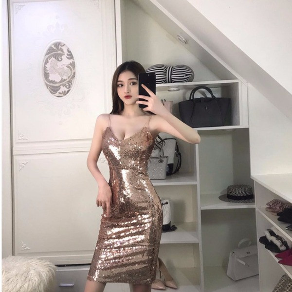 Modern női ruha vékony pántokkal, ezüst és arany flitterekkel