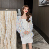 Modern női mellény fehér színben, színes rojtokkal