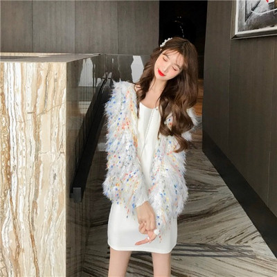 Modern női mellény fehér színben, színes rojtokkal