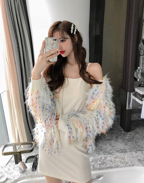 Modern női mellény fehér színben, színes rojtokkal