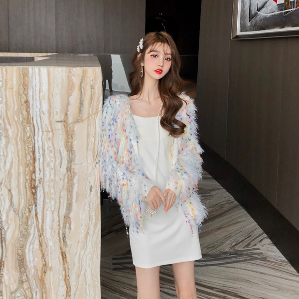 Modern női mellény fehér színben, színes rojtokkal