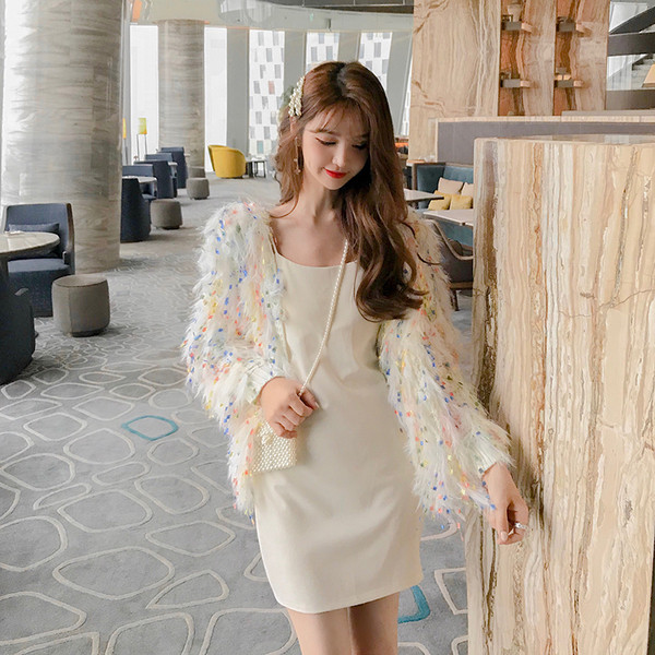 Modern női mellény fehér színben, színes rojtokkal