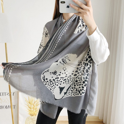 Új modell aktuális női sál leopárd mintával szürke és barna színekben