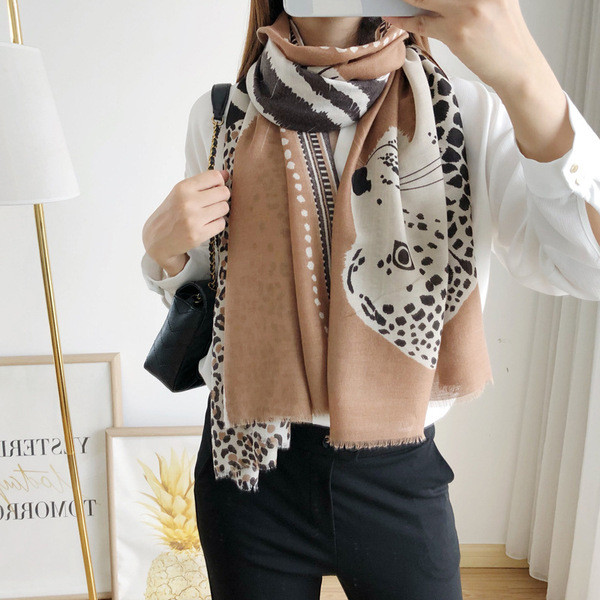 Új modell aktuális női sál leopárd mintával szürke és barna színekben