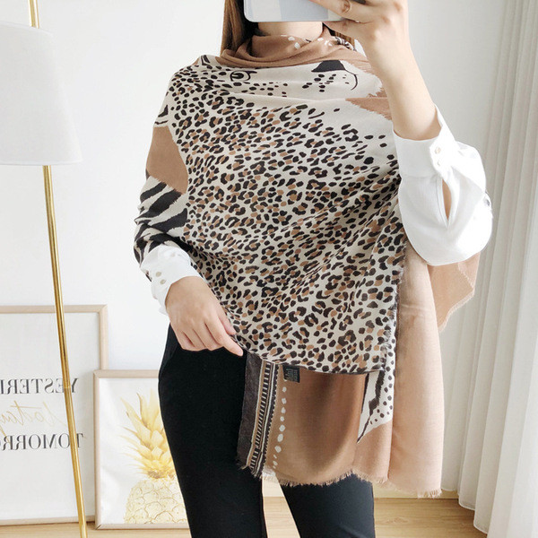 Új modell aktuális női sál leopárd mintával szürke és barna színekben