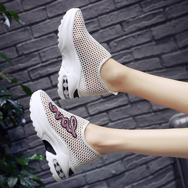 Női tornacipő hálóval és színes emblémával