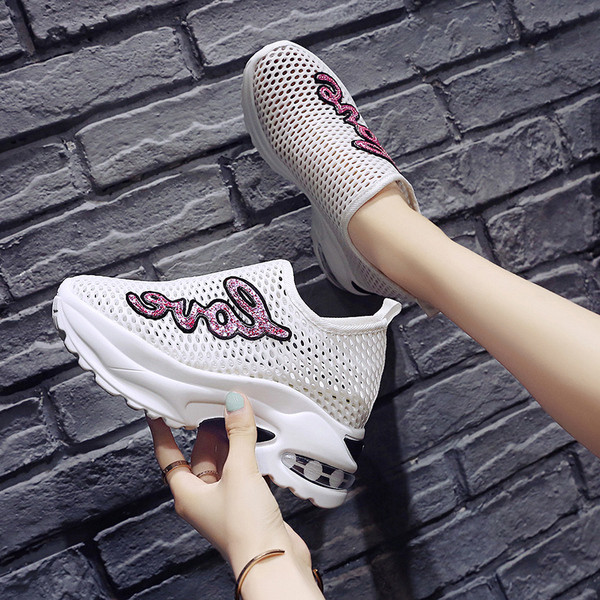 Női tornacipő hálóval és színes emblémával