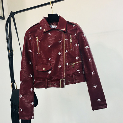 Új modell női kabát fém elemekkel és zsebekkel fekete és piros színben