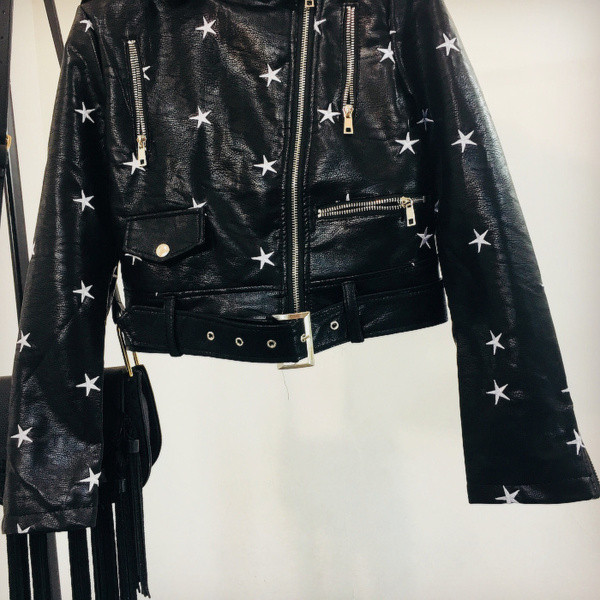 Új modell női kabát fém elemekkel és zsebekkel fekete és piros színben