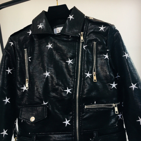 Új modell női kabát fém elemekkel és zsebekkel fekete és piros színben