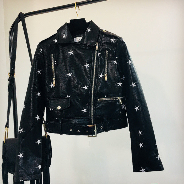 Új modell női kabát fém elemekkel és zsebekkel fekete és piros színben