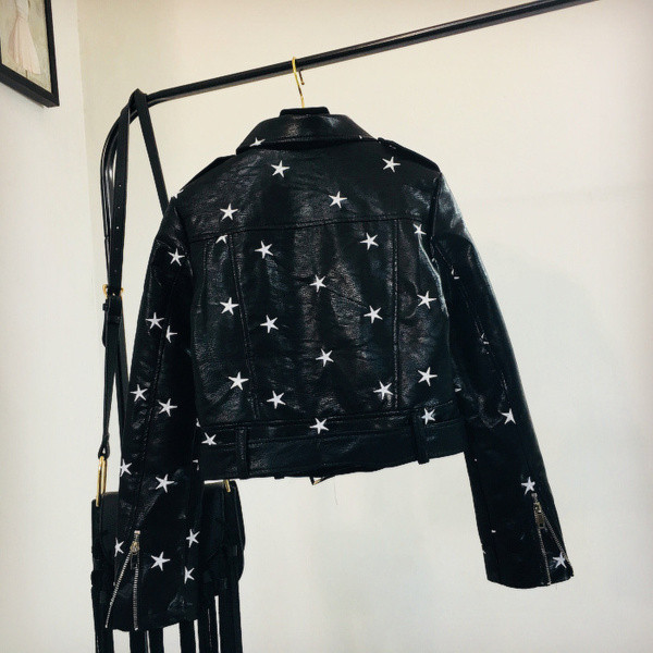 Új modell női kabát fém elemekkel és zsebekkel fekete és piros színben