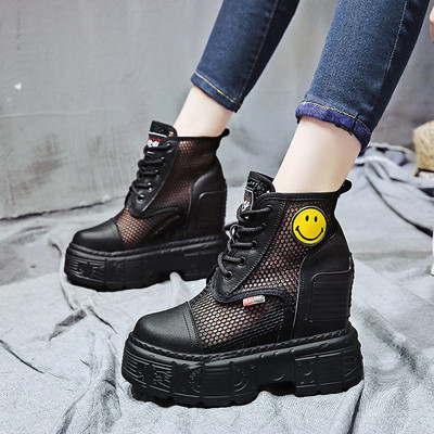 Női tornacipő hálóval és emblémával fehér és fekete színben