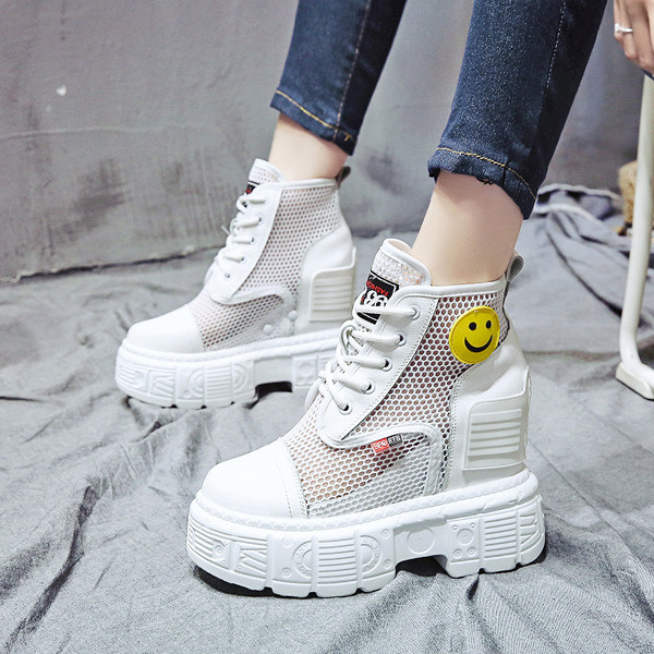 Női tornacipő hálóval és emblémával fehér és fekete színben