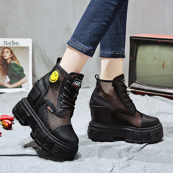 Női tornacipő hálóval és emblémával fehér és fekete színben