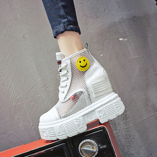 Női tornacipő hálóval és emblémával fehér és fekete színben