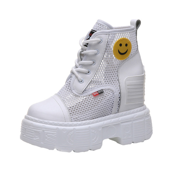 Női tornacipő hálóval és emblémával fehér és fekete színben