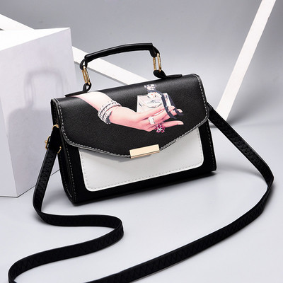 Geanta de mana neagra cu diverse aplicatii