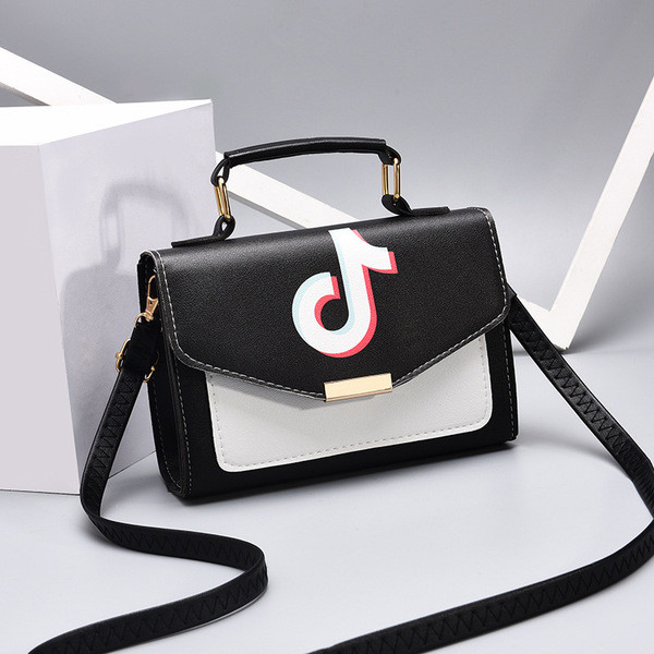 Geanta de mana neagra cu diverse aplicatii