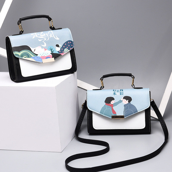 Geanta de mana neagra cu diverse aplicatii