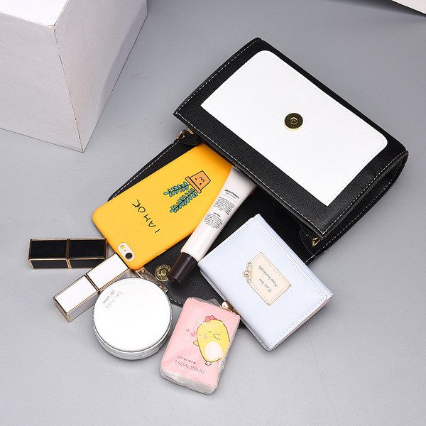 Geanta de mana neagra cu diverse aplicatii