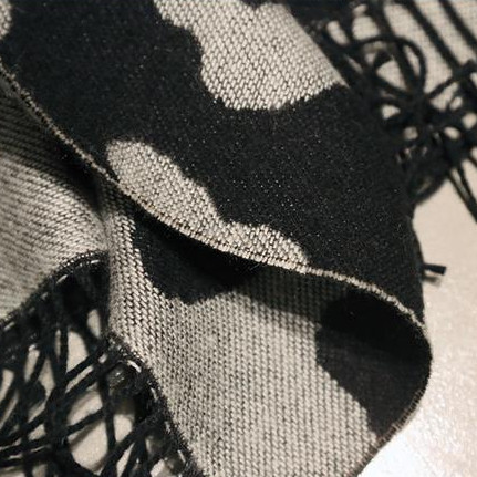 Fekete-fehér női téli sál rojtokkal