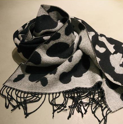 Fekete-fehér női téli sál rojtokkal