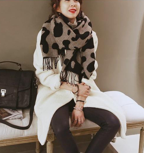 Fekete-fehér női téli sál rojtokkal